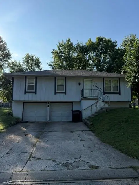 1515 SE 15th PL, Oak Grove, MO 64075