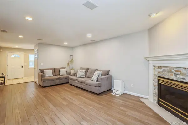 3 Plantation DR, Hauppauge, NY 11788