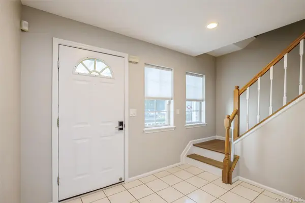 3 Plantation DR, Hauppauge, NY 11788