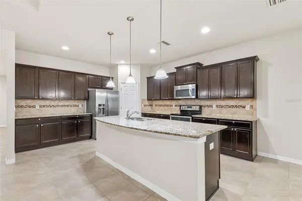 2236 LANDSIDE DR, Valrico, FL 33594