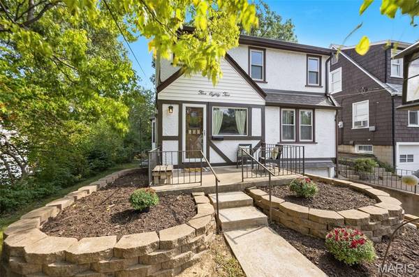 582 N Laclede Station RD, Webster Groves, MO 63119