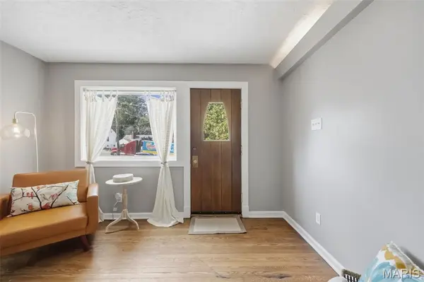 582 N Laclede Station RD, Webster Groves, MO 63119