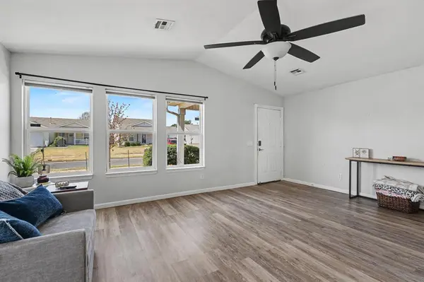 916 Danbury PL, Yukon, OK 73099