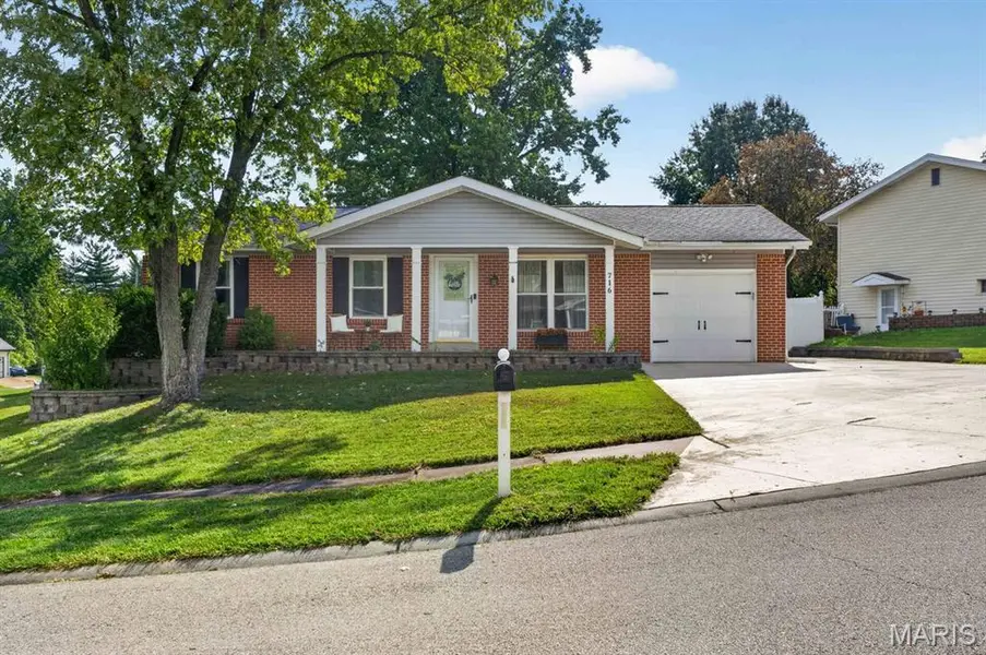 716 Fetlock DR, Fenton, MO 63026