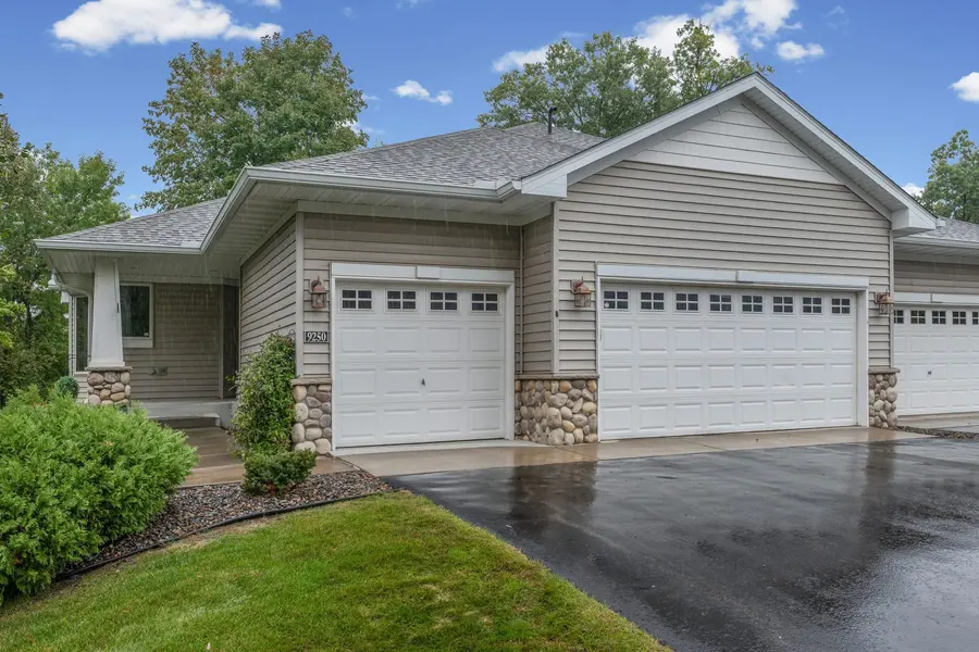 9250 Blackoaks LN N, Maple Grove, MN 55311