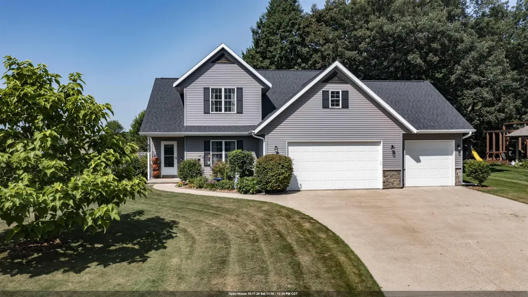 820 WOODLAND CIR, Waupaca, WI 54981