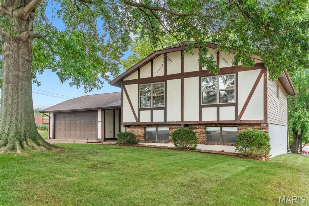 1 Buckingham DR, Washington, MO 63090