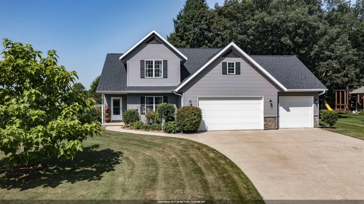 820 WOODLAND CIR, Waupaca, WI 54981