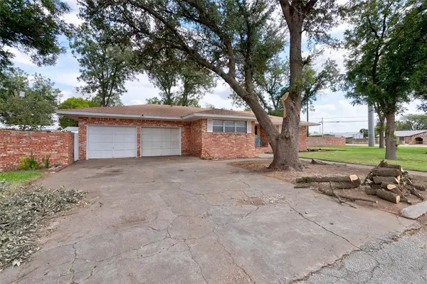 120 N 15th Avenue, Munday, TX 76371