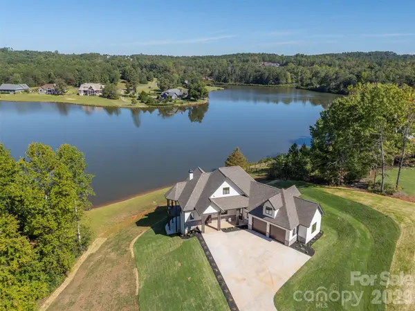 438 Mapleton LN, Columbus, NC 28722