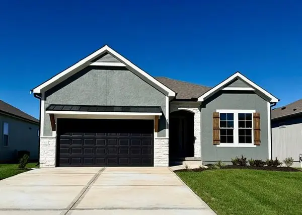 1152 SW Whitby DR, Lee's Summit, MO 64083