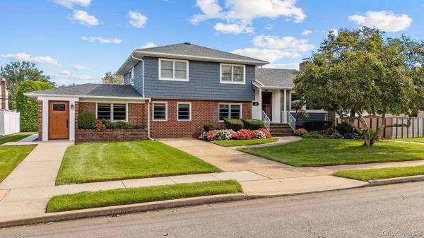 47 Diamond AVE, East Meadow, NY 11554