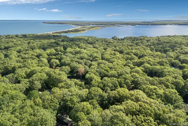 2 Boulder LN, East Hampton, NY 11937