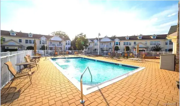 115 Narragansett Villas DR, Lindenhurst, NY 11757