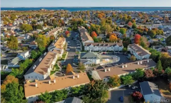 115 Narragansett Villas DR, Lindenhurst, NY 11757