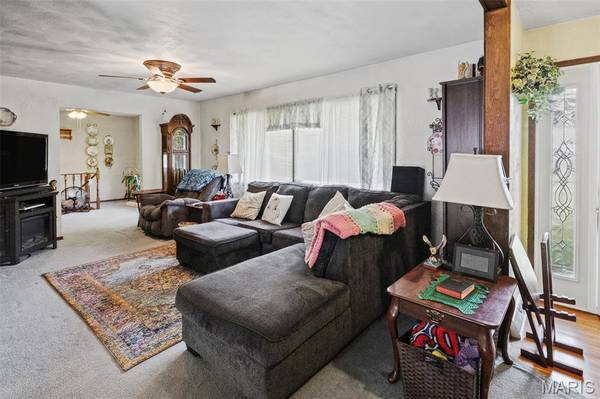 242 Gall RD, Columbia, IL 62236