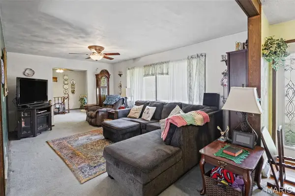 242 Gall RD, Columbia, IL 62236