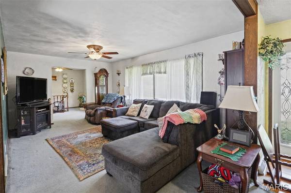 242 Gall RD, Columbia, IL 62236