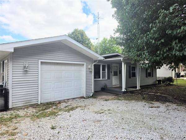 661 Parkside ST, Hillsboro, IL 62049