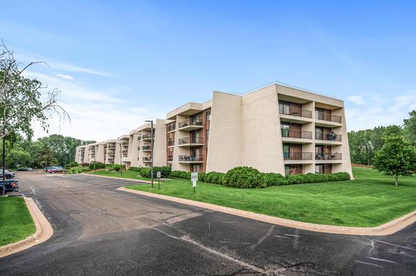 2455 Londin LN E #216, Maplewood, MN 55119