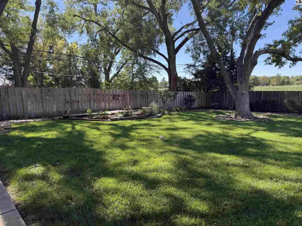 4201 Quivira Dr, Hutchinson, KS 67502