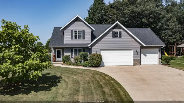 820 WOODLAND CIR, Waupaca, WI 54981