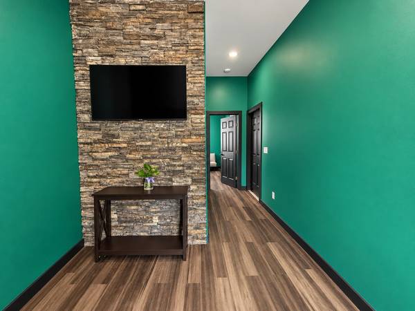 530 W Main St, Valley Center, KS 67147