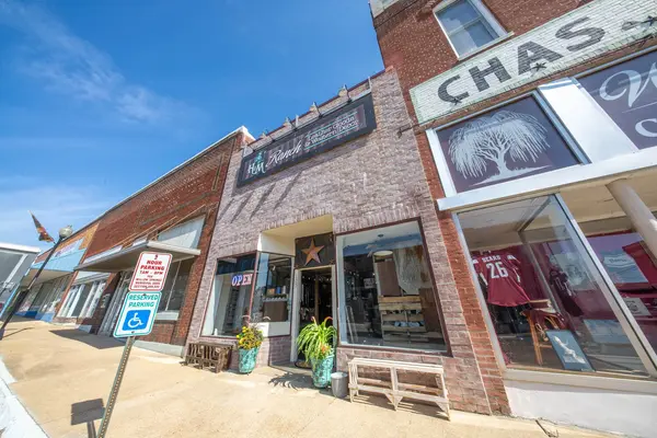 125 E Main ST, Willow Springs, MO 65793