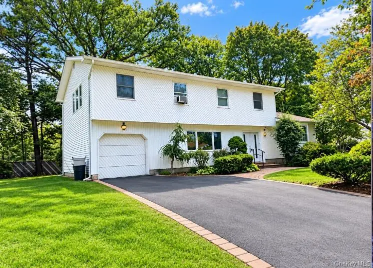 46 Stevenson PL, Deer Park, NY 11729