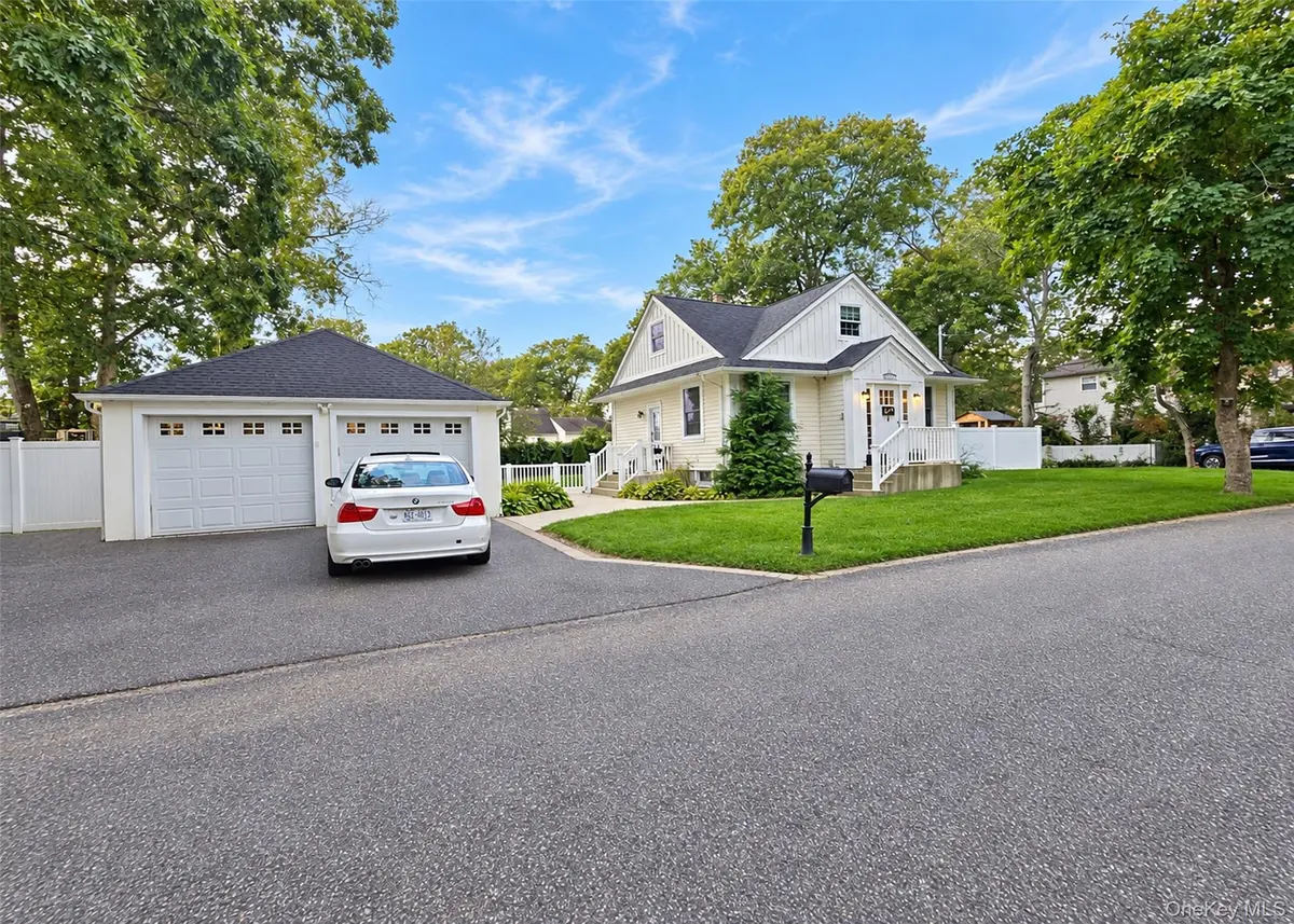 124 Bradford AVE, Holbrook, NY 11741