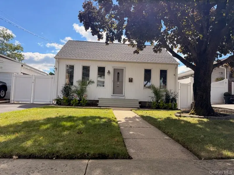 8 Michel AVE, Farmingdale, NY 11735