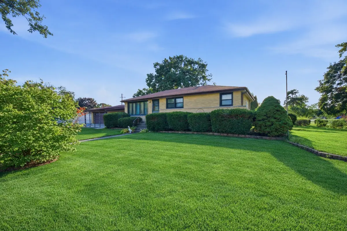 8300 Long AVE, Burbank, IL 60459