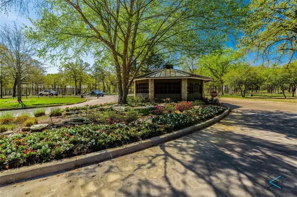 129 Pinnacle Club Drive, Mabank, TX 75156