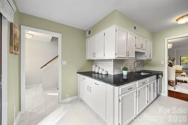 5803 Sharon RD #E, Charlotte, NC 28210