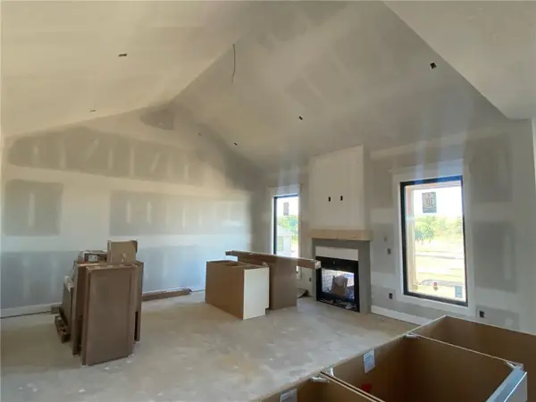 18994 W 193rd TER, Spring Hill, KS 66083