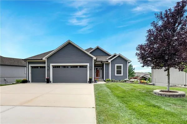 25973 W 143RD TER, Olathe, KS 66061