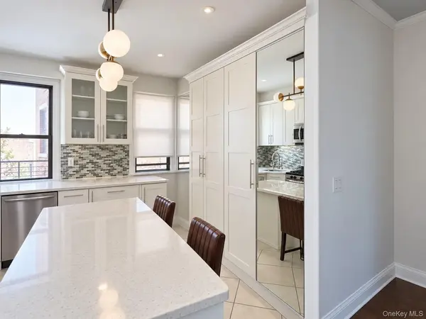 21-68 35 ST #3B, Astoria, NY 11105