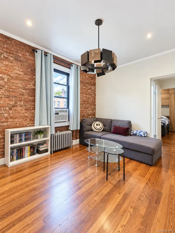 21-68 35 ST #3B, Astoria, NY 11105