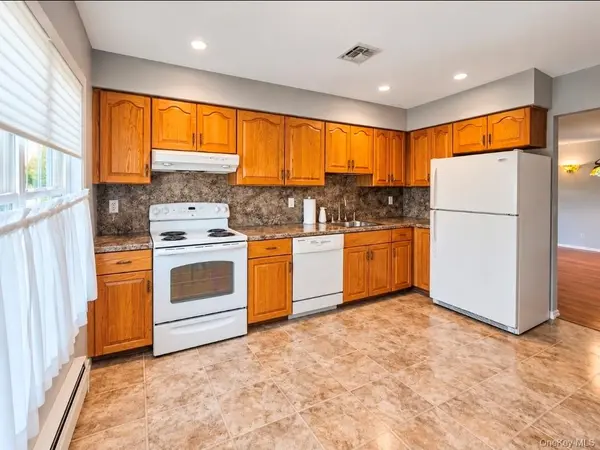 36 Revere DR, Sayville, NY 11782