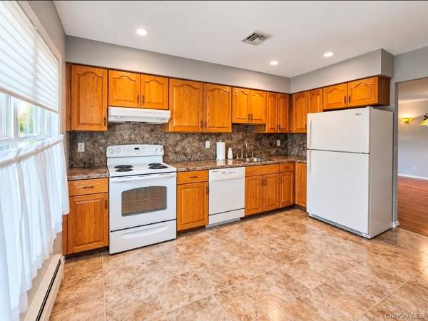 36 Revere DR, Sayville, NY 11782