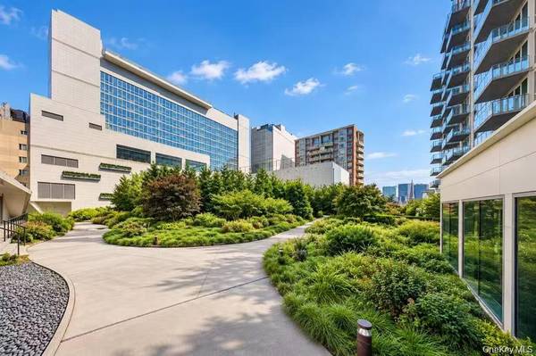 133-27 39th AVE #10S, Flushing, NY 11354