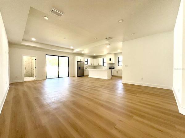 707 W COUNTRY CLUB DR, Tampa, FL 33612