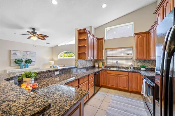 5619 WALKINGSTICK LN, Wesley Chapel, FL 33543