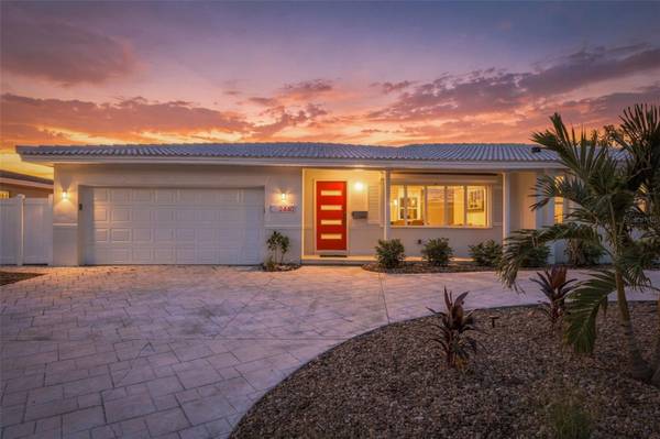 2440 S SHORE DR SE, St Petersburg, FL 33705