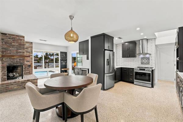 2440 S SHORE DR SE, St Petersburg, FL 33705