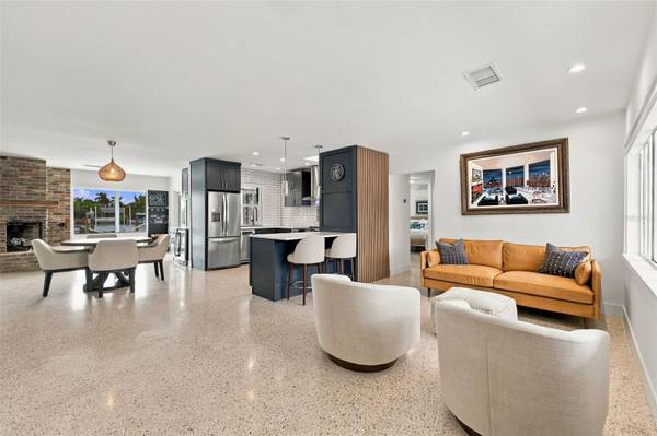 2440 S SHORE DR SE, St Petersburg, FL 33705