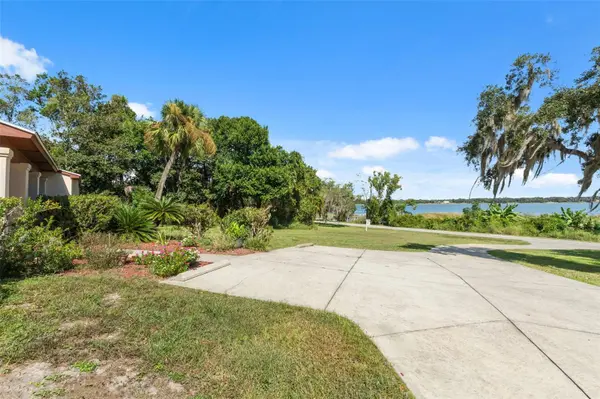 8943 SILVER LAKE DR, Leesburg, FL 34788