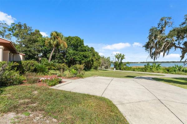 8943 SILVER LAKE DR, Leesburg, FL 34788