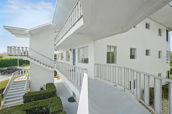 11201 80TH AVE #209, Seminole, FL 33772