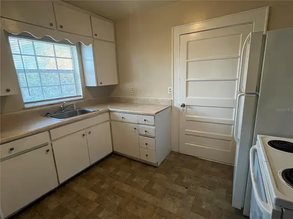 21 W SESSOMS AVE, Lake Wales, FL 33853